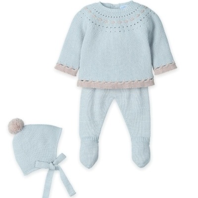 Conjunto de roupa de bebé em malha azul clara e bege com camisola, calças e touca pompom.