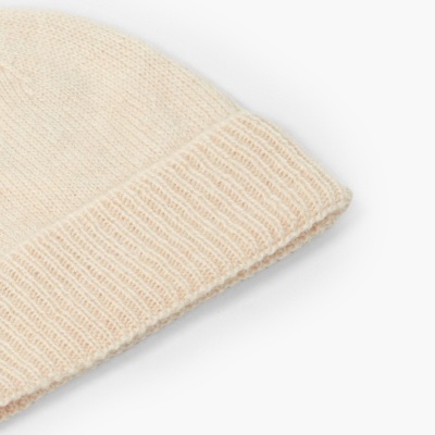 Gorro de malha bege claro com dobra larga