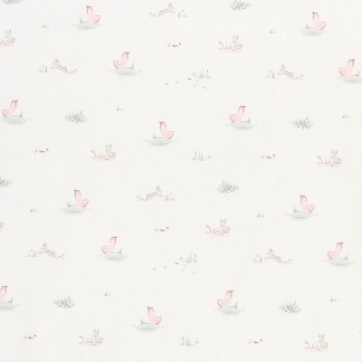 Tecido branco com padrão de pássaros cor-de-rosa e coelhos castanhos desenhados.