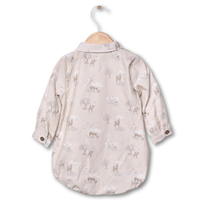 Camisa de criança bege com padrão de animais e árvores em cabide de madeira