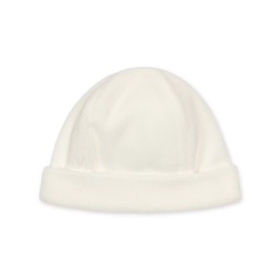Gorro branco para criança com dobra na bainha.