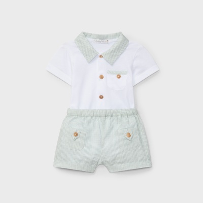 Conjunto de bebé com camisa branca de manga curta e calções verdes claros xadrezados