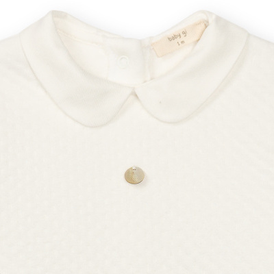 Peça de roupa branca para bebé com gola redonda e botão dourado