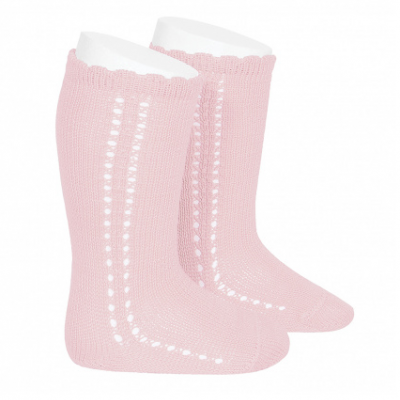meias cor-de-rosa com padrão perfurado e borda ondulada