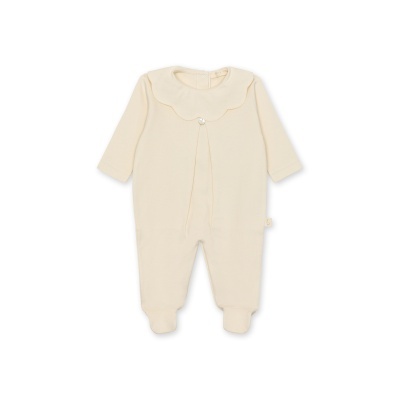 Pijama de bebé creme com gola ondulada e botão branco
