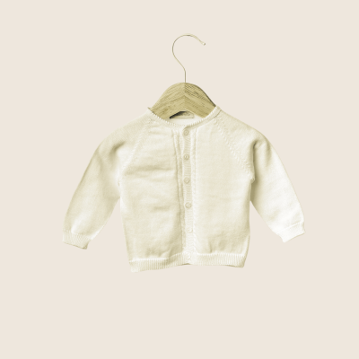 Casaco branco de malha para bebé pendurado num cabide de madeira