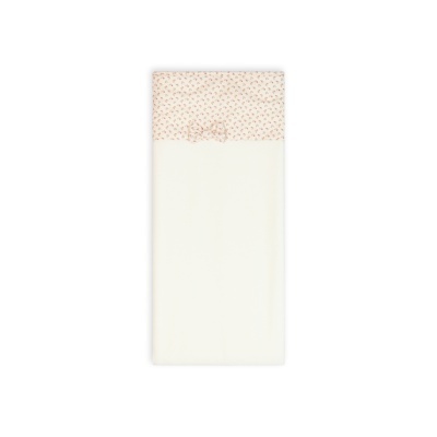 Lençol branco com banda creme floral e laço decorativo