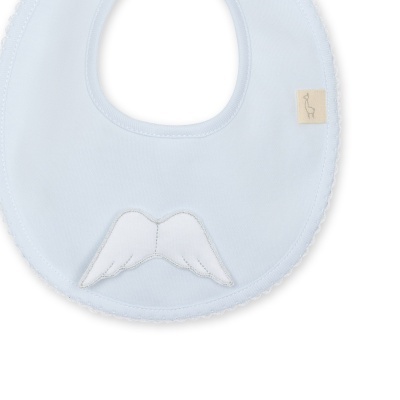 Babete azul claro com asas brancas aplicadas