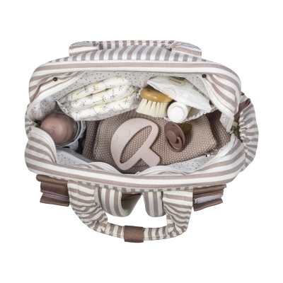 Mala de maternidade listrada com itens para bebé visíveis