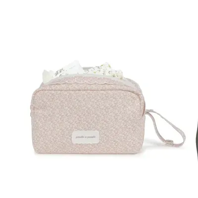 Bolsa de tecido rosa claro com padrão floral branco e etiqueta pasito a pasito