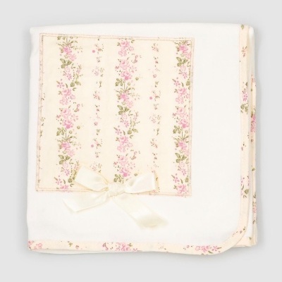 Fralda branca com borda e painel floral rosa e verde e laço de fita branco