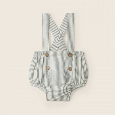 Body de bebé com riscas pretas e alças cruzadas e botões de madeira