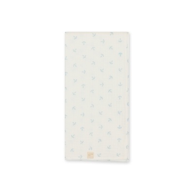 Toalha ou fralda branca com pequenas âncoras azuis claras