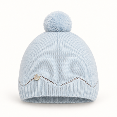 Gorro azul claro de malha com pompom e botão
