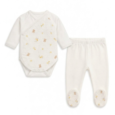 Conjunto de bebé branco com body de manga comprida e calças com pezinhos, com estampado de ursinhos e flores amarelas.