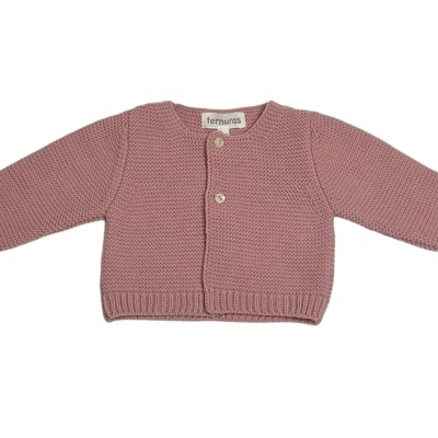 Cardigan de bebé em malha rosa claro com dois botões brancos à frente.