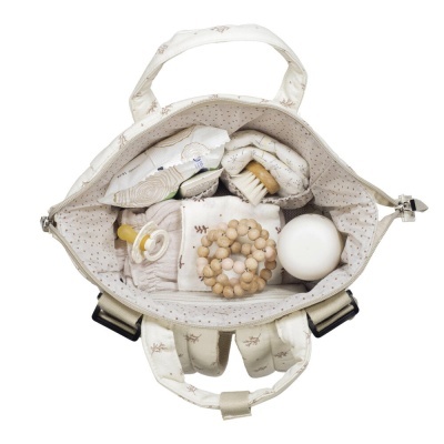 Mala bege com itens de bebé no interior