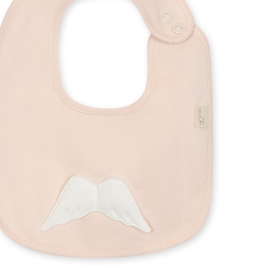 Baba para bebé cor de rosa com aplique de asas brancas e fecho de molas.