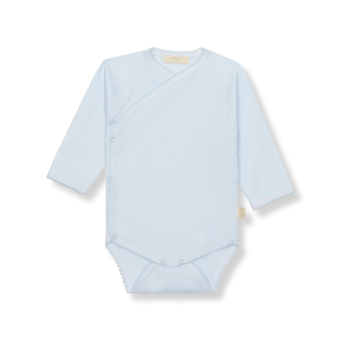 Body de bebé azul claro com botões e renda