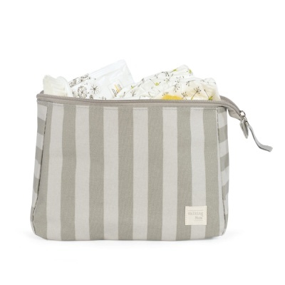 Necessaire riscas cinza e branco com zíper e etiqueta walking Mum