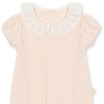 Vestido de bebé rosa claro com gola branca e mangas curtas