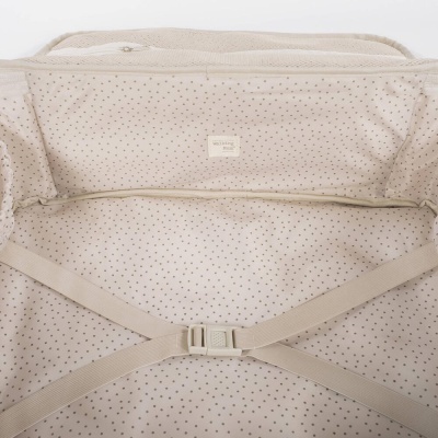 Interior de mala bege claro com padrão de estrelas e cintas cruzadas