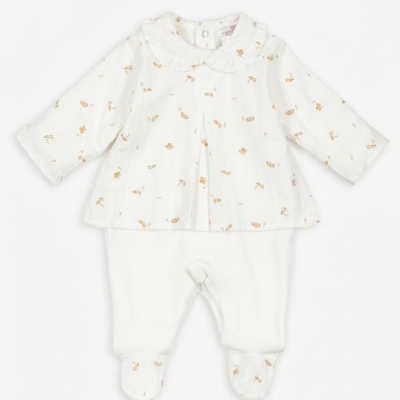 Conjunto de bebé branco com padrão bege e calças com pés