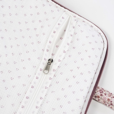 Saco branco com padrão roxo, rede e fecho de correr