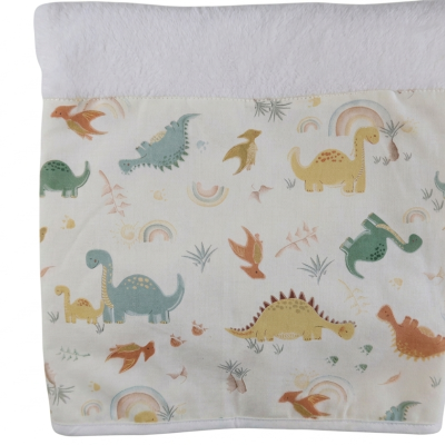 Manta para bebé com padrão de dinossauros coloridos em fundo branco e topo peludo branco