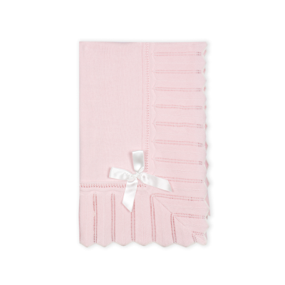 Manta rosa claro com laço branco e borda decorativa em zig-zag