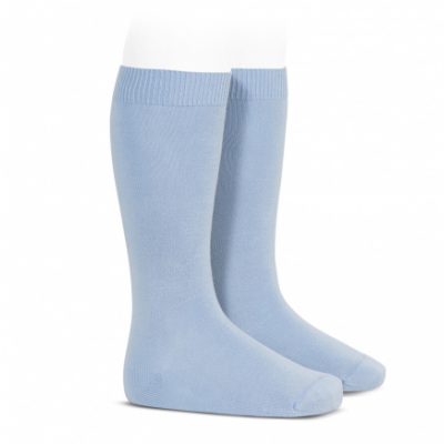 Par de meias azuis claras com acabamento canelado em manequim branco