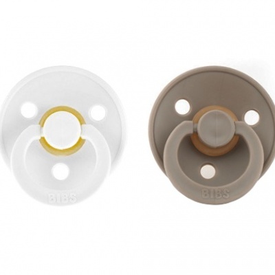 Duas chupetas para bebé, branca e cinza, com texto BIBS