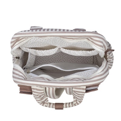 Mala listrada bege e branca aberta com múltiplos compartimentos