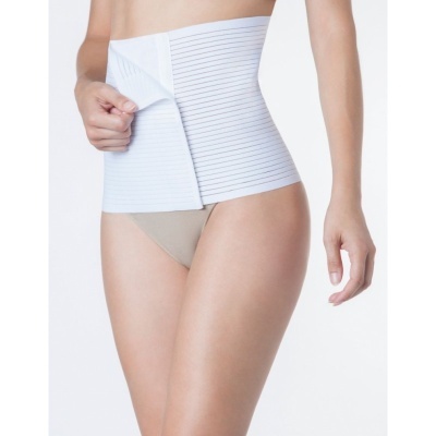 Cinta abdominal branca com fecho de velcro no corpo feminino