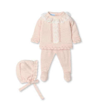 Conjunto de roupa de bebé em tricô cor de rosa claro com renda branca