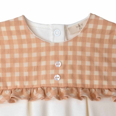 vestuário infantil de padrão xadrez castanho e branco com botões e folho