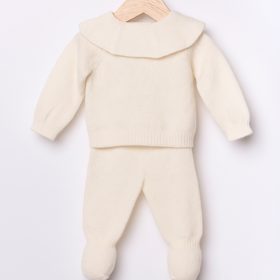 Conjunto de bebé em malha creme com casaco e calças com pés fechados