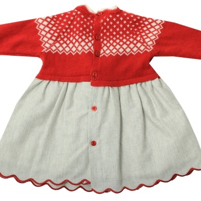 Vestido de malha vermelho e cinza com padrão geométrico branco e botões vermelhos