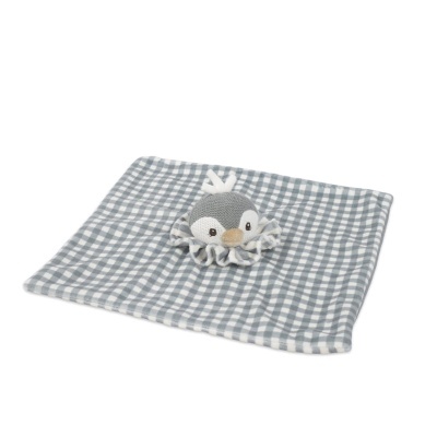 Cobertor quadrado xadrez cinzento e branco com pelúcia de pinguim centro.