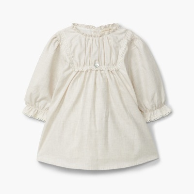 Vestido infantil branco com mangas compridas e detalhes em renda