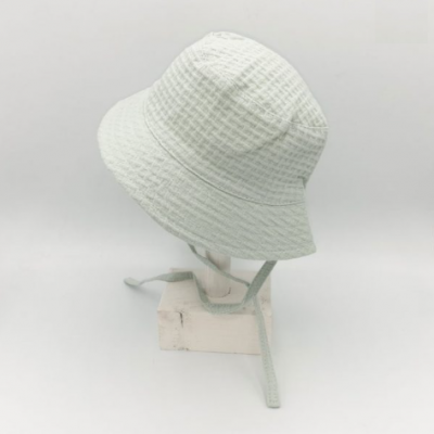 Chapéu tipo pescador branco com tiras para amarrar