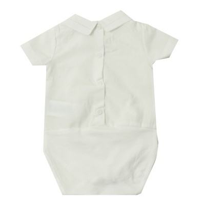 Body branco de bebé com gola e botões na frente