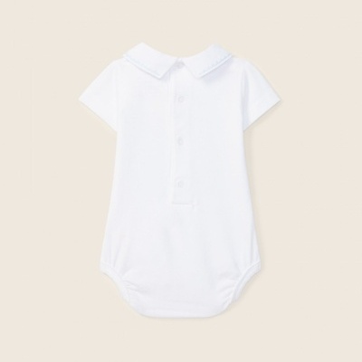 Body branco para bebé com gola e botões frontais