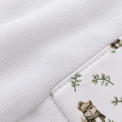 Pano branco com etiqueta decorativa com esquilo e folhas