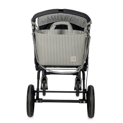 Carrinho de bebé cinzento às riscas visto de trás