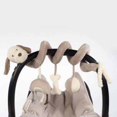 Brinquedo espiral de peluche para bebé com cabeça de cão castanho e bege numa pega preta de assento infantil