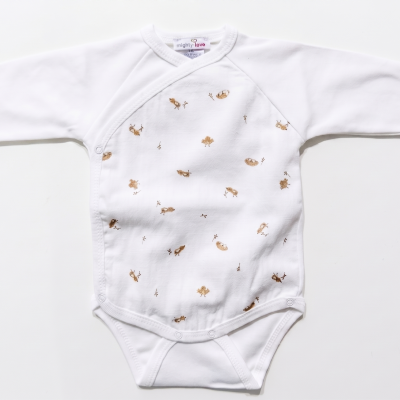 Body branco de bebé com padrão de gatinhos castanhos e fecho com molas