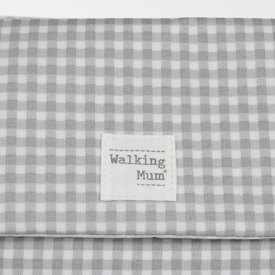 Pano xadrez cinza e branco com etiqueta 'Walking Mum'