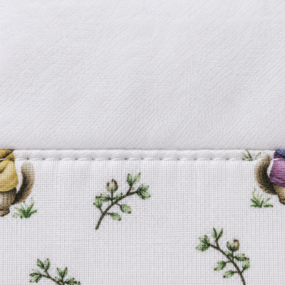 Tecido branco com costura e detalhe floral e desenho colorido