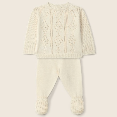 Conjunto de bebé creme em malha com camisola e calças com peúgas embutidas.